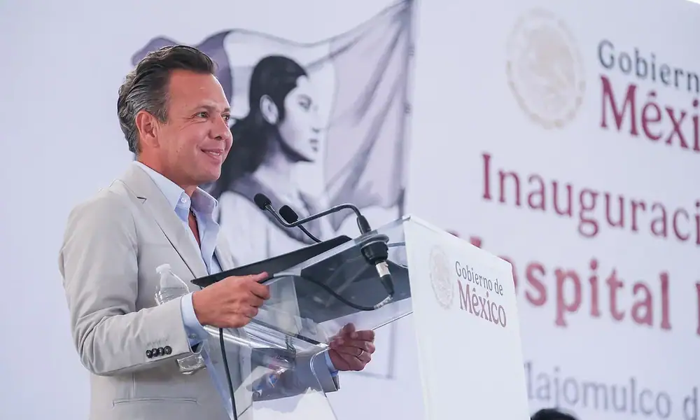 El gobernador de Jalisco, Pablo Lemus, en la inauguración del nuevo hospital del ISSSTE.