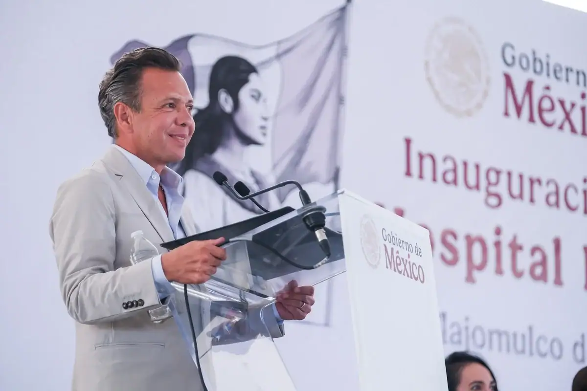 El gobernador de Jalisco, Pablo Lemus, en la inauguración del nuevo hospital del ISSSTE.