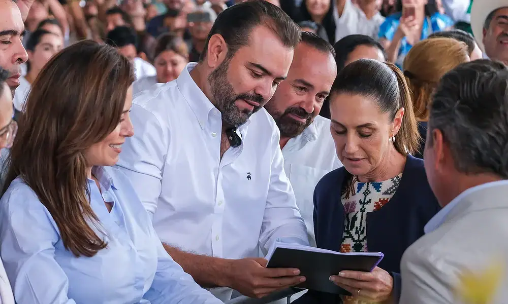 El alcalde de Tlajomulco entregó plan de vivienda a la Presidenta Sheinbaum