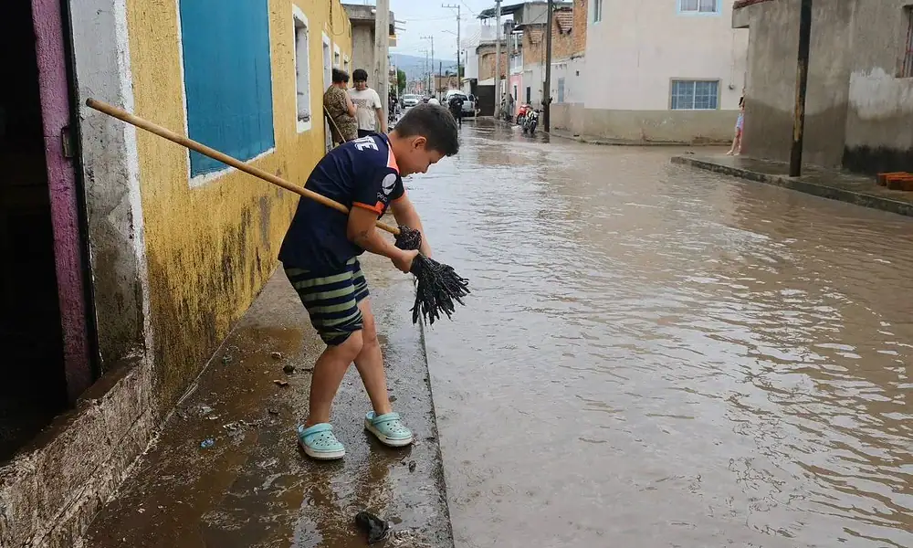 Las intensas lluvias registradas la madrugada de hoy (29.09.25) en el municipio de Tototlán dejaron, de manera preliminar, afectaciones en casi 450 vivienda
