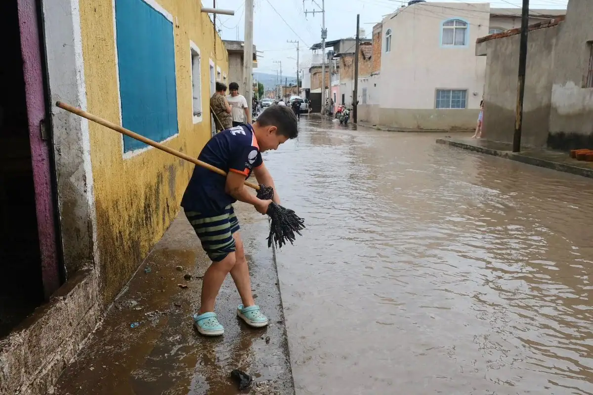 Las intensas lluvias registradas la madrugada de hoy (29.09.25) en el municipio de Tototlán dejaron, de manera preliminar, afectaciones en casi 450 vivienda