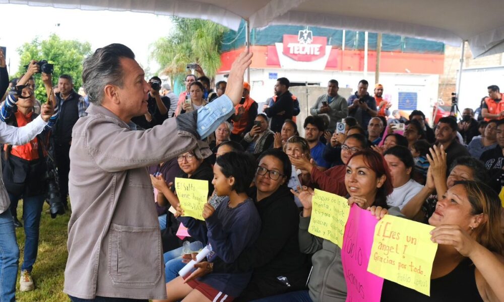 Pablo Lemus da apoyos en El Salto