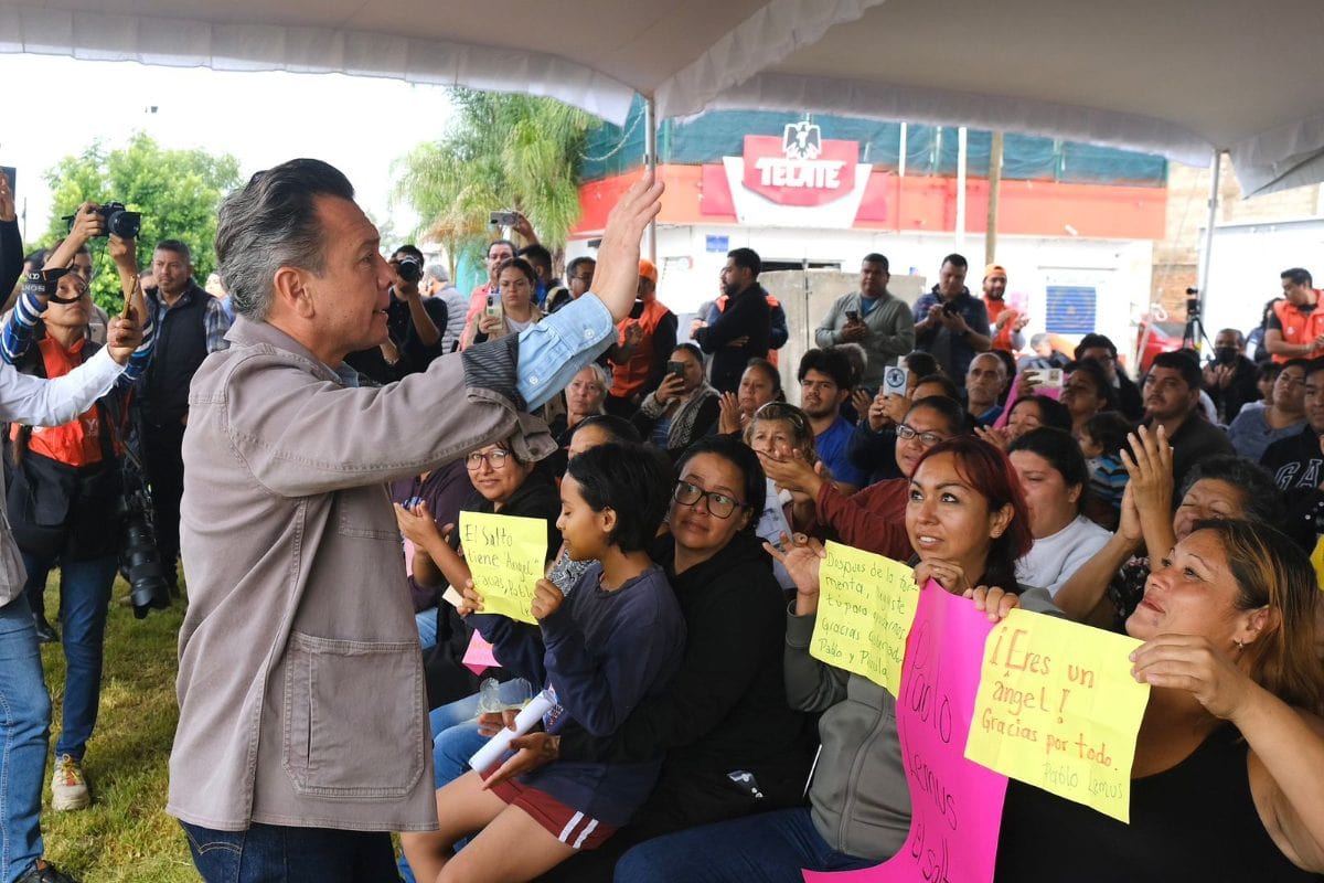 Pablo Lemus da apoyos en El Salto