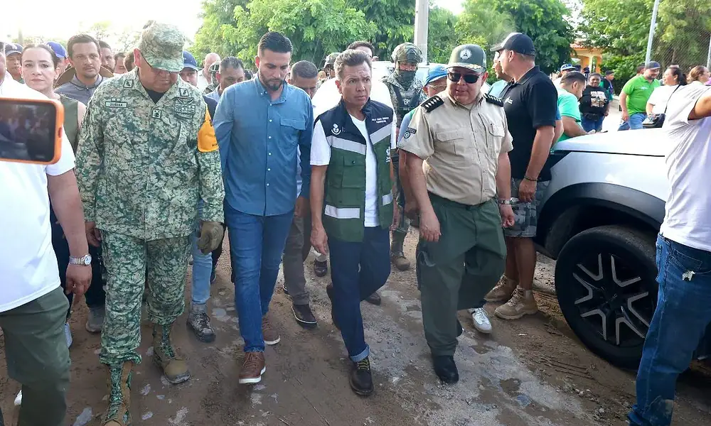 Lemus recorre zona afectada por tromba en Puerto Vallarta