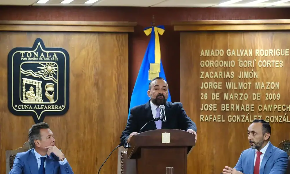 Sergio Chávez rinde informe