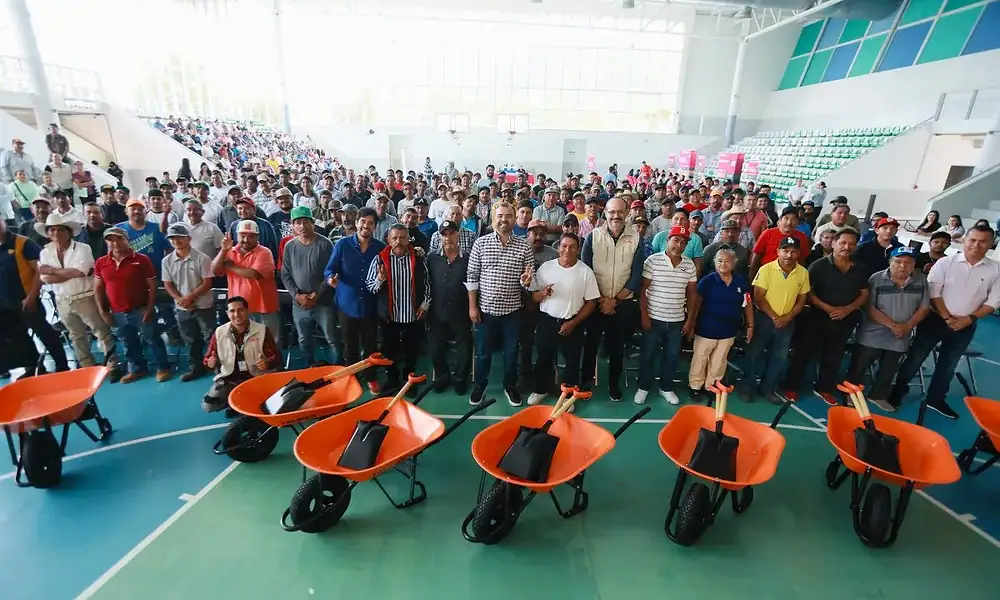 Tlajomulco entrega herramientas a ladrilleros