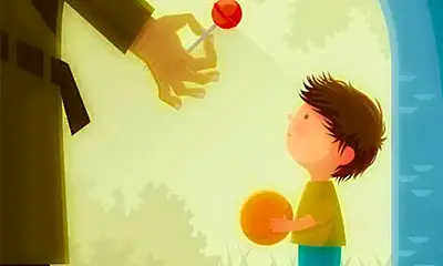 Lanza una pieza de mejora infantil con un juguete a un niño en un parque.