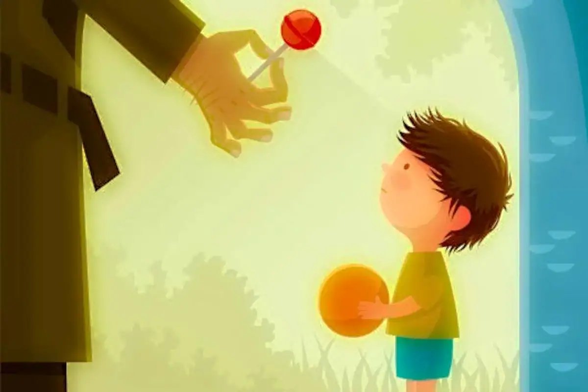 Lanza una pieza de mejora infantil con un juguete a un niño en un parque.