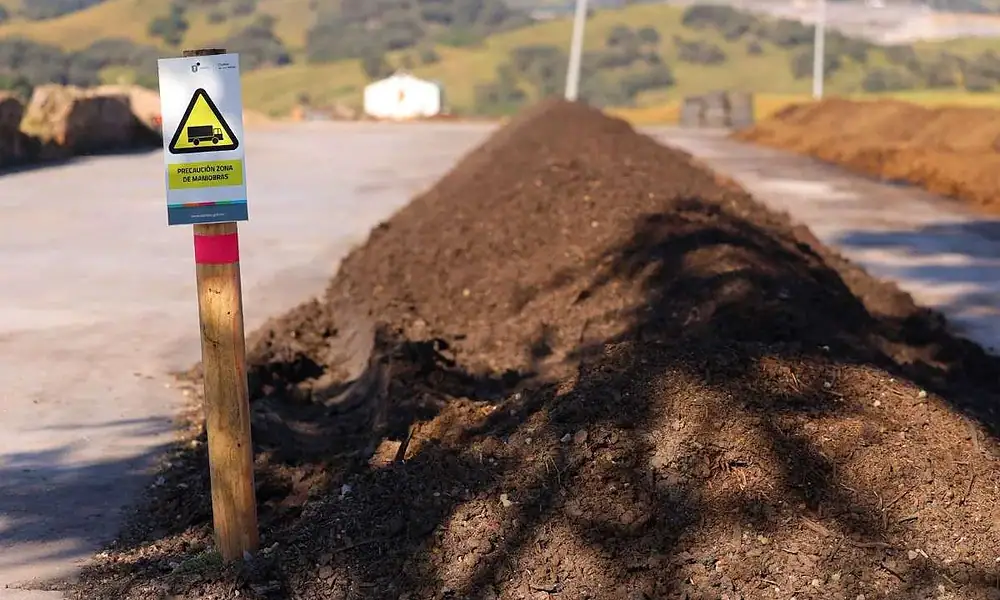 Mordaza de advertencia en obra vial en construcción, señalización preventiva en obra de infraestructura.