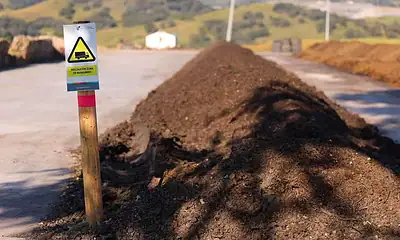 Mordaza de advertencia en obra vial en construcción, señalización preventiva en obra de infraestructura.