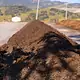 Mordaza de advertencia en obra vial en construcción, señalización preventiva en obra de infraestructura.