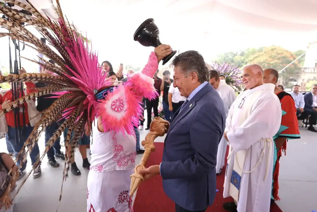 Juan José Frangie recibe una ceremonia de purificación y el Bastón de Mando durante el Día del Danzante en el atrio de la Basílica de Zapopan.