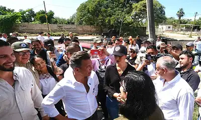 Gobernador Pablo Lemus entrega apoyos a familias afectadas por lluvias en Puerto Vallarta