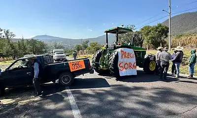 Agricultores protestando con tractor y camión en carretera en Siker, México.