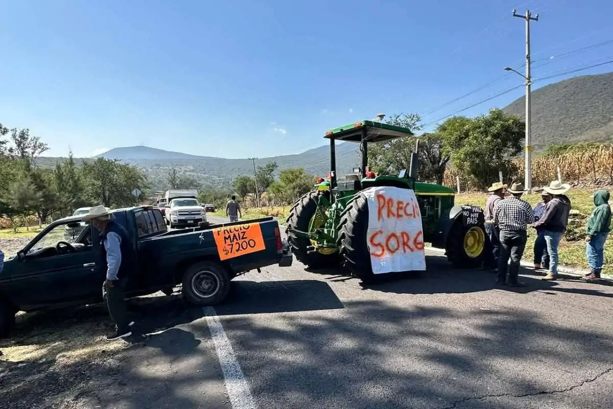 Agricultores protestando con tractor y camión en carretera en Siker, México.
