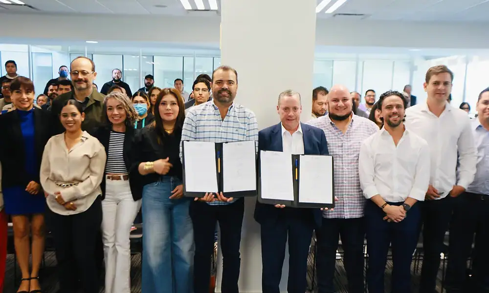 Firmantes de acuerdo en evento corporativo en oficinas de Siker, mostrando compromiso empresarial.