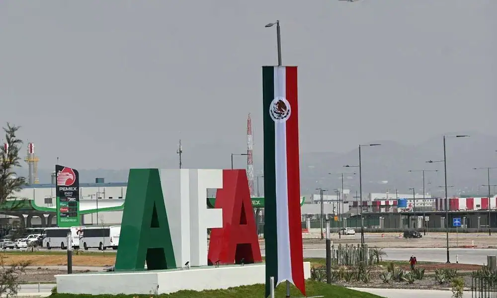 Fábrica de energía en México con señalización de PEMEX y bandera nacional mexicana.