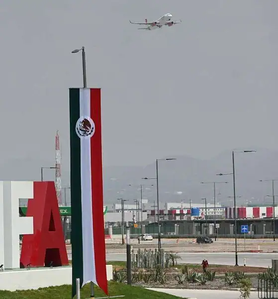 Fábrica de energía en México con señalización de PEMEX y bandera nacional mexicana.