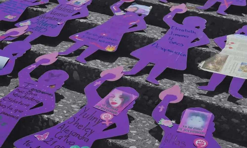 Mueren en violencia de género en México, homenaje a víctimas, siluetas moradas en memoria de mujeres.