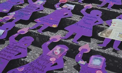 Mueren en violencia de género en México, homenaje a víctimas, siluetas moradas en memoria de mujeres.