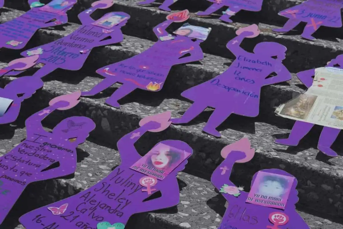Mueren en violencia de género en México, homenaje a víctimas, siluetas moradas en memoria de mujeres.