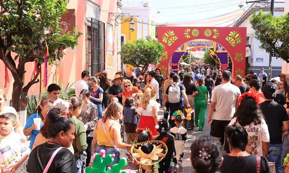 Fiesta tradicional en Santa María La Floresta, celebración colorida con feria y actividades culturales en la calle.
