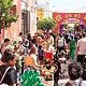 Fiesta tradicional en Santa María La Floresta, celebración colorida con feria y actividades culturales en la calle.