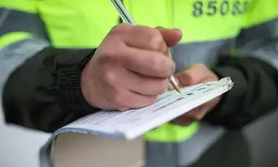 Personal de seguridad revisando documentos importantes en su rutina laboral.