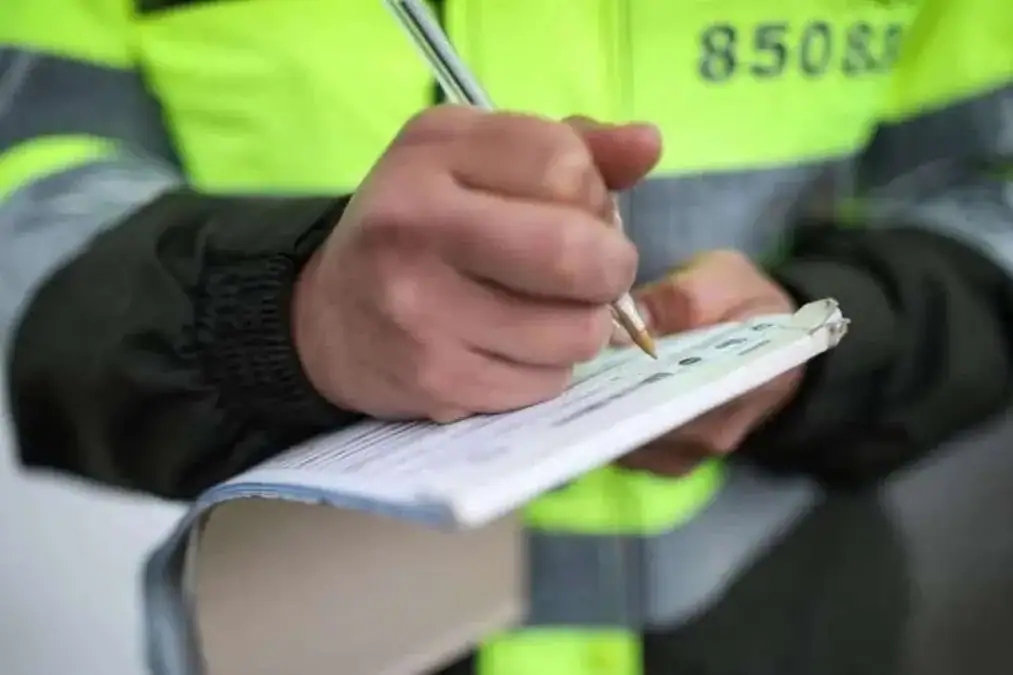Personal de seguridad revisando documentos importantes en su rutina laboral.