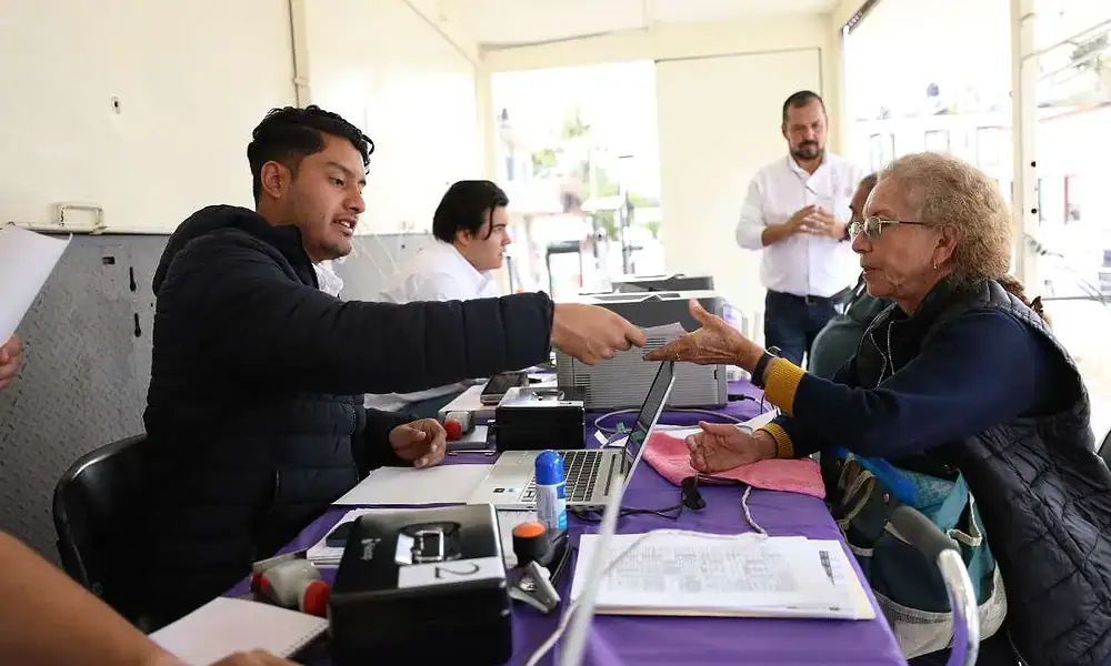 Atención a personas mayores en oficina de servicios sociales, gestión de trámites y asesoría especializada.