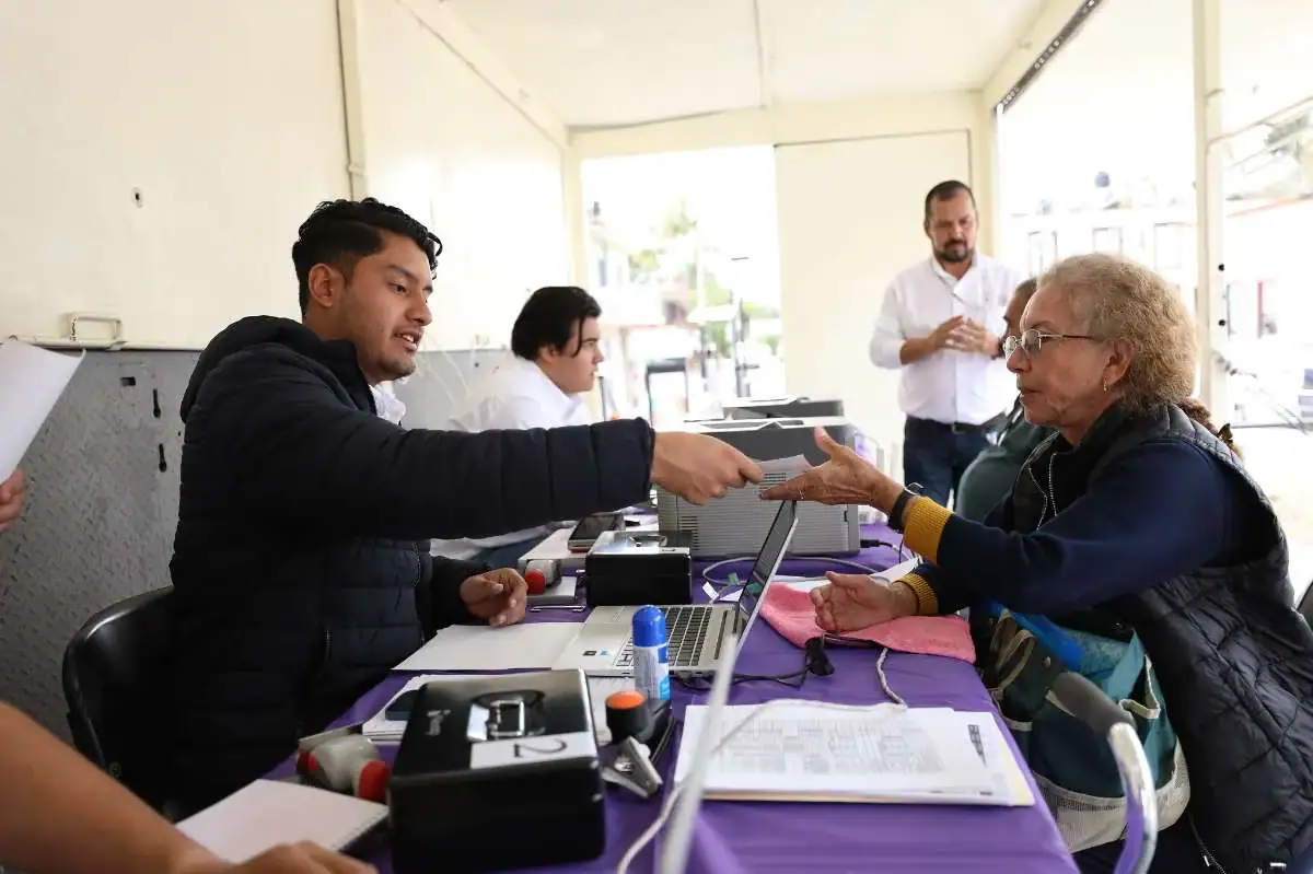 Atención a personas mayores en oficina de servicios sociales, gestión de trámites y asesoría especializada.