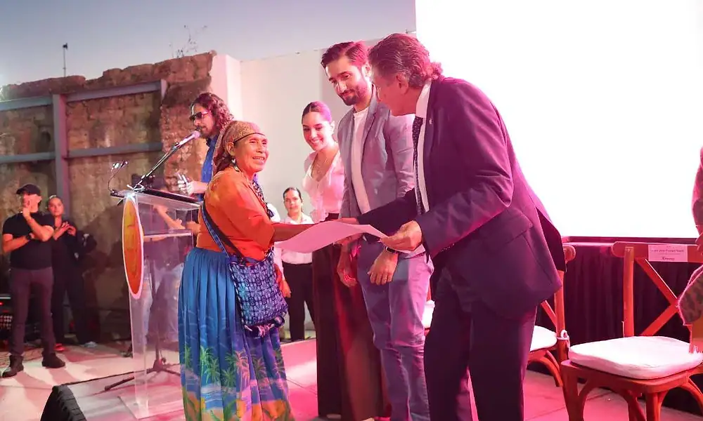 Reconocimiento y entrega de diploma en evento cultural y empresarial en México.