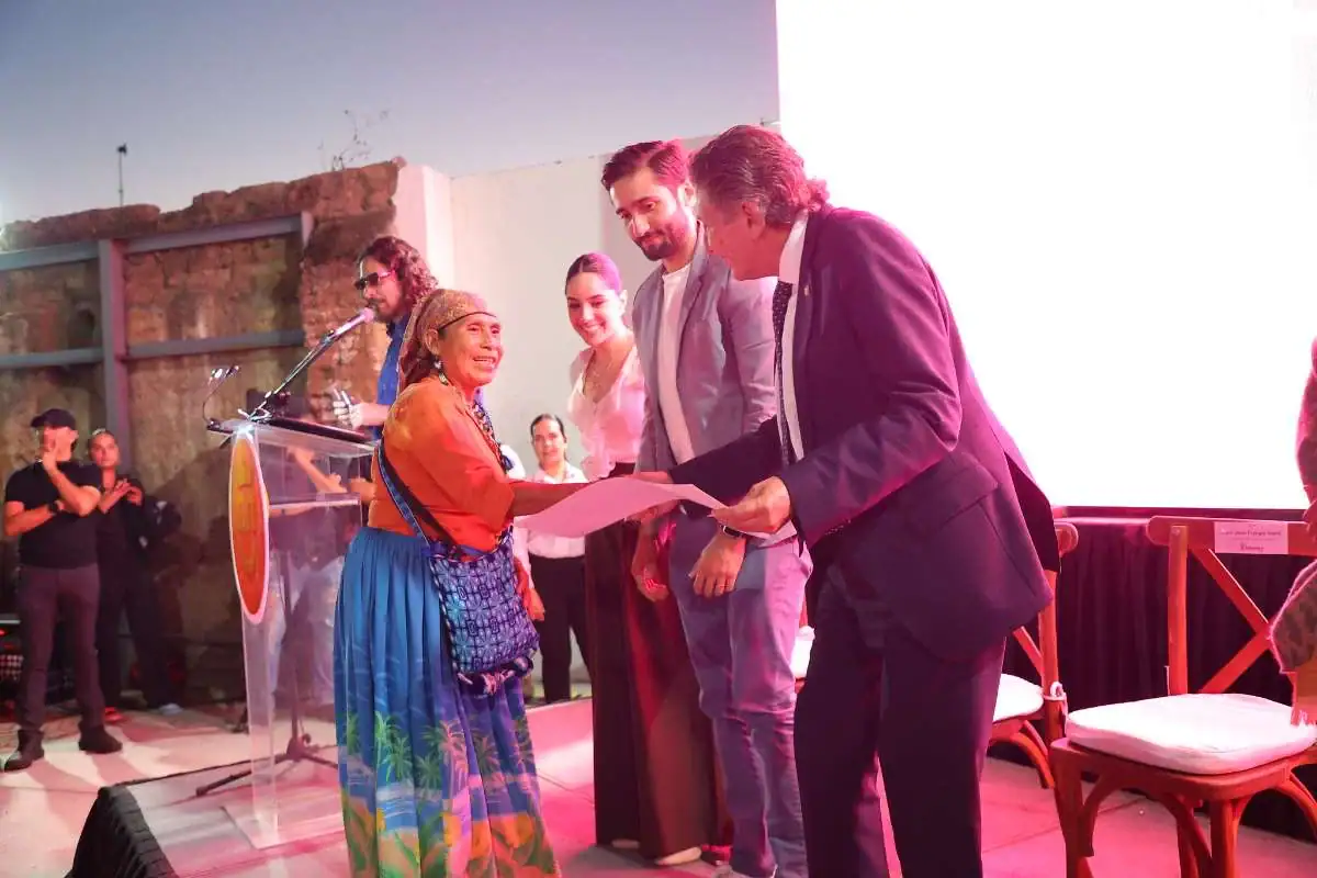 Reconocimiento y entrega de diploma en evento cultural y empresarial en México.