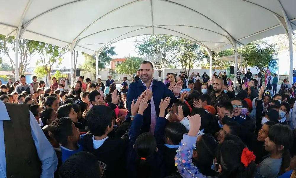 Quirino Velázquez en escuela de Lomas de Tejeda