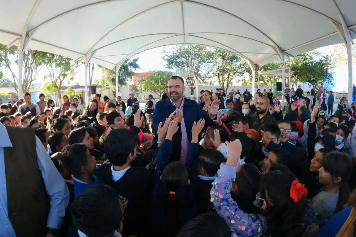 Quirino Velázquez en escuela de Lomas de Tejeda