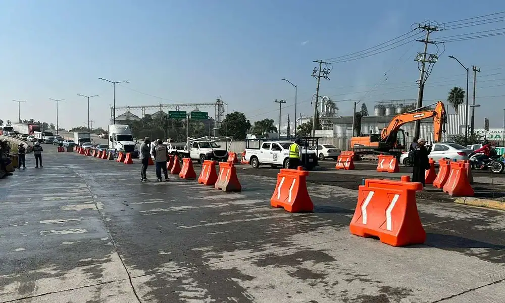 Controles de tráfico y obras viales en la carretera, señalización y delimitación de carriles para seguridad vial.