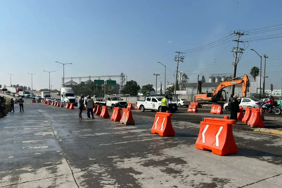 Controles de tráfico y obras viales en la carretera, señalización y delimitación de carriles para seguridad vial.