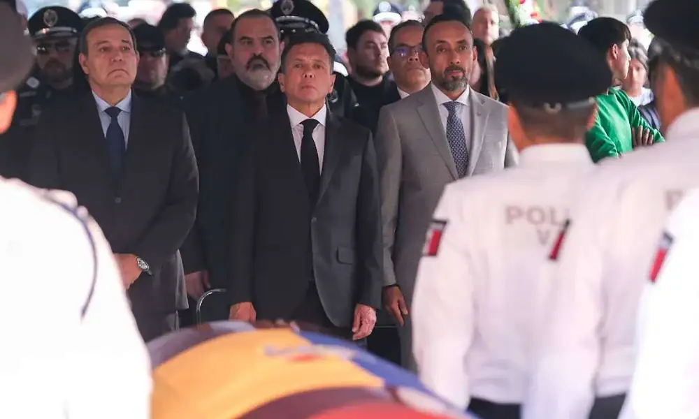 Policía y autoridades en ceremonia oficial en Siker, México.