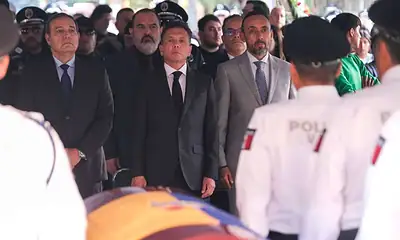 Policía y autoridades en ceremonia oficial en Siker, México.