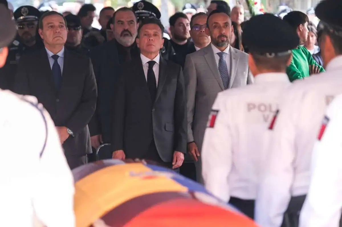 Policía y autoridades en ceremonia oficial en Siker, México.