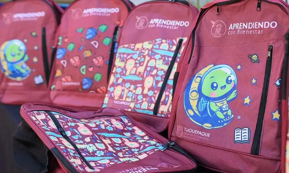 Laura Imelda Pérez Segura, encabezó el inicio de la entrega de paquetes escolares remanentes