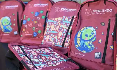 Laura Imelda Pérez Segura, encabezó el inicio de la entrega de paquetes escolares remanentes