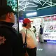 Vigilante de seguridad en shopping center con luces de neón.