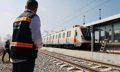 Nuevo tren modernista en construcción en México, innovación y transporte sostenible.
