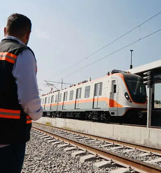Nuevo tren modernista en construcción en México, innovación y transporte sostenible.