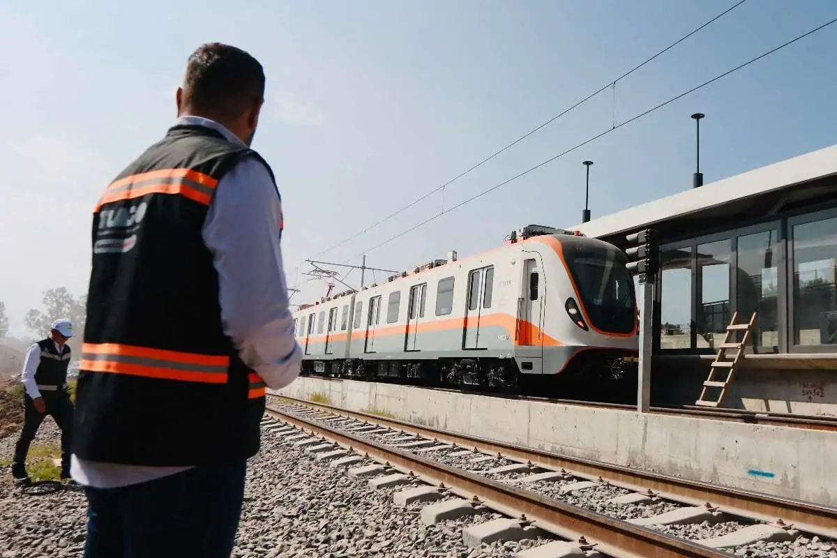 Nuevo tren modernista en construcción en México, innovación y transporte sostenible.
