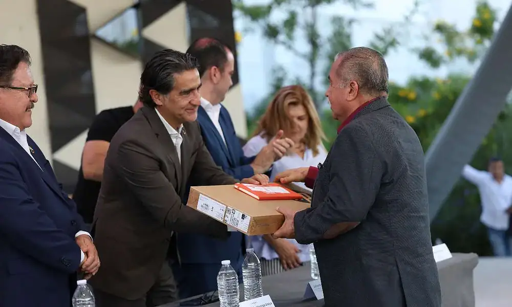 Zapopan entrega equipos de cómputo a maestras y maestros