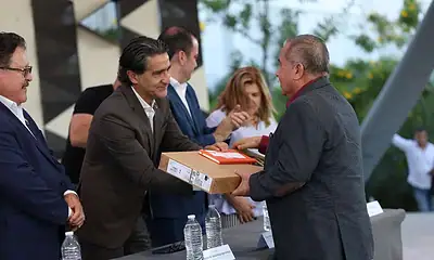 Zapopan entrega equipos de cómputo a maestras y maestros