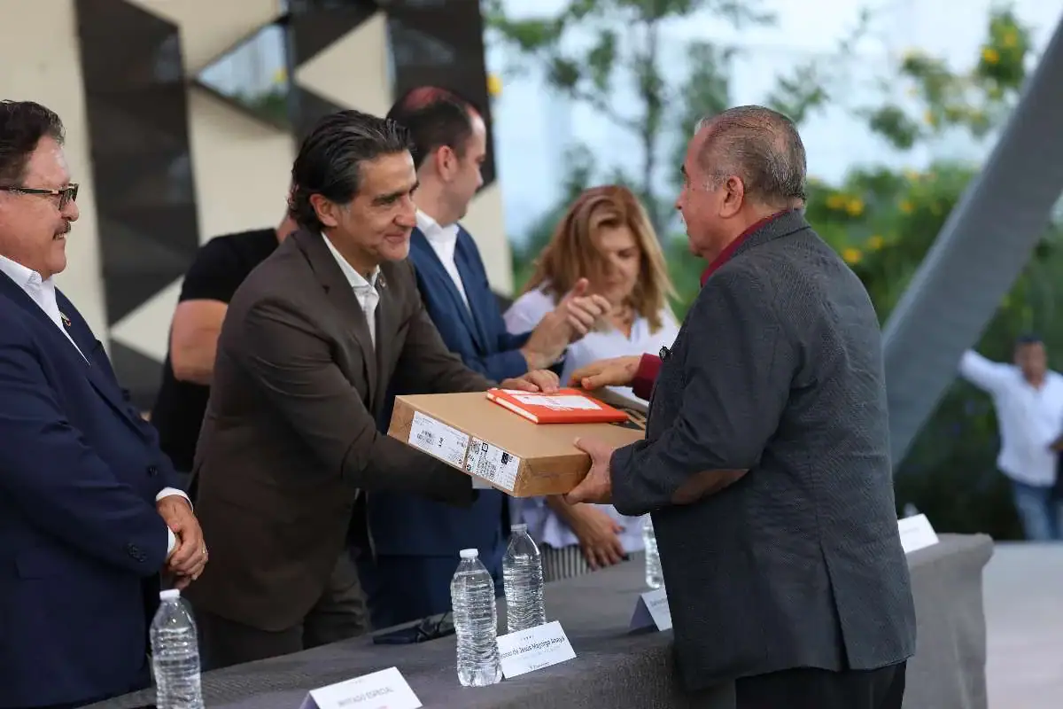 Zapopan entrega equipos de cómputo a maestras y maestros