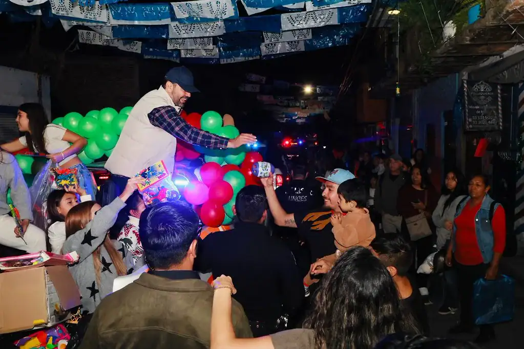 Tlajomulco celebra caravana navideña y encendido del árbol